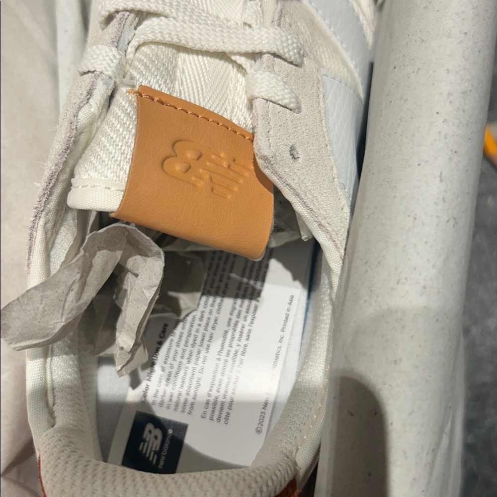 New Balance Women’s Cream and suede leather Sneakers - Picture 4 of 5